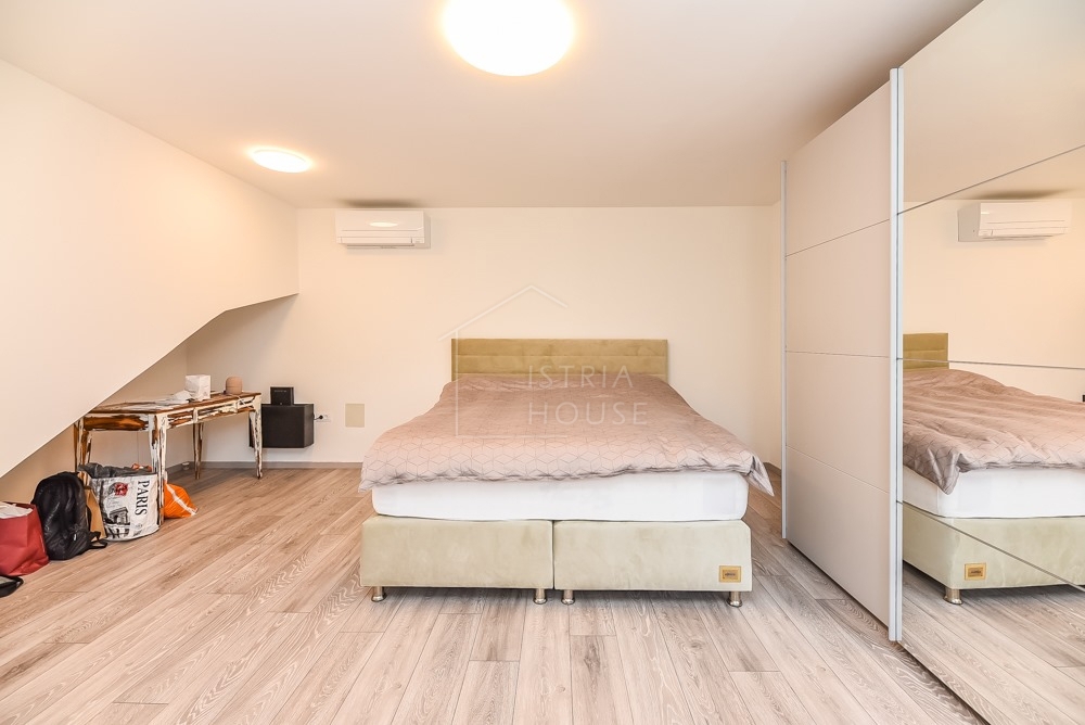 Svetvinčenat, okolica, moderno prenovljena starinska hiša z bazenom