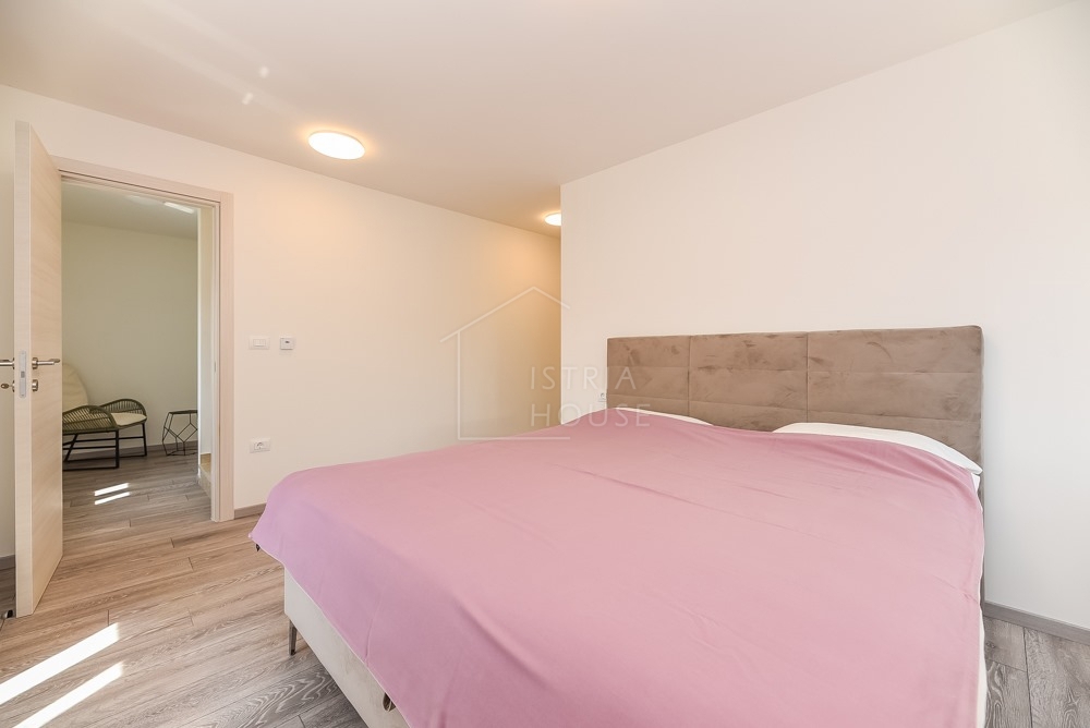 Svetvinčenat, okolica, moderno prenovljena starinska hiša z bazenom