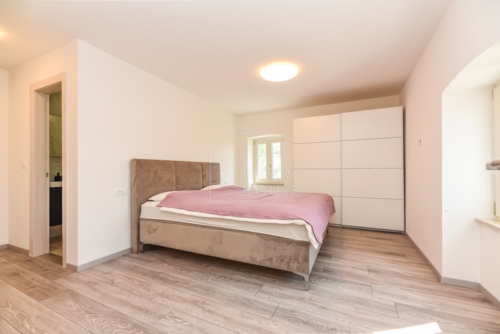 Svetvinčenat, okolica, moderno prenovljena starinska hiša z bazenom