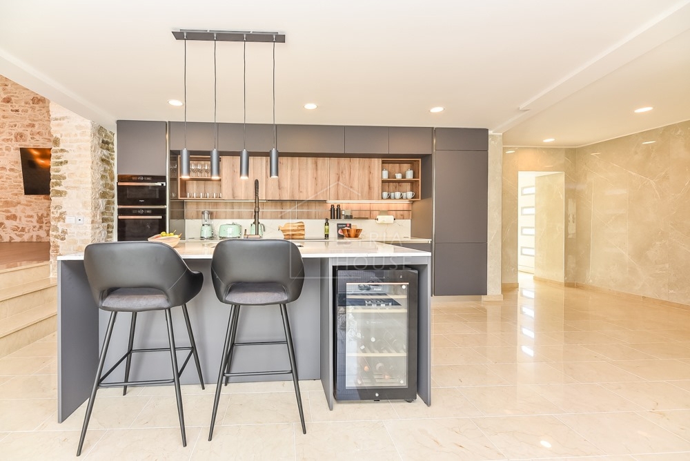 Svetvinčenat, okolica, moderno prenovljena starinska hiša z bazenom