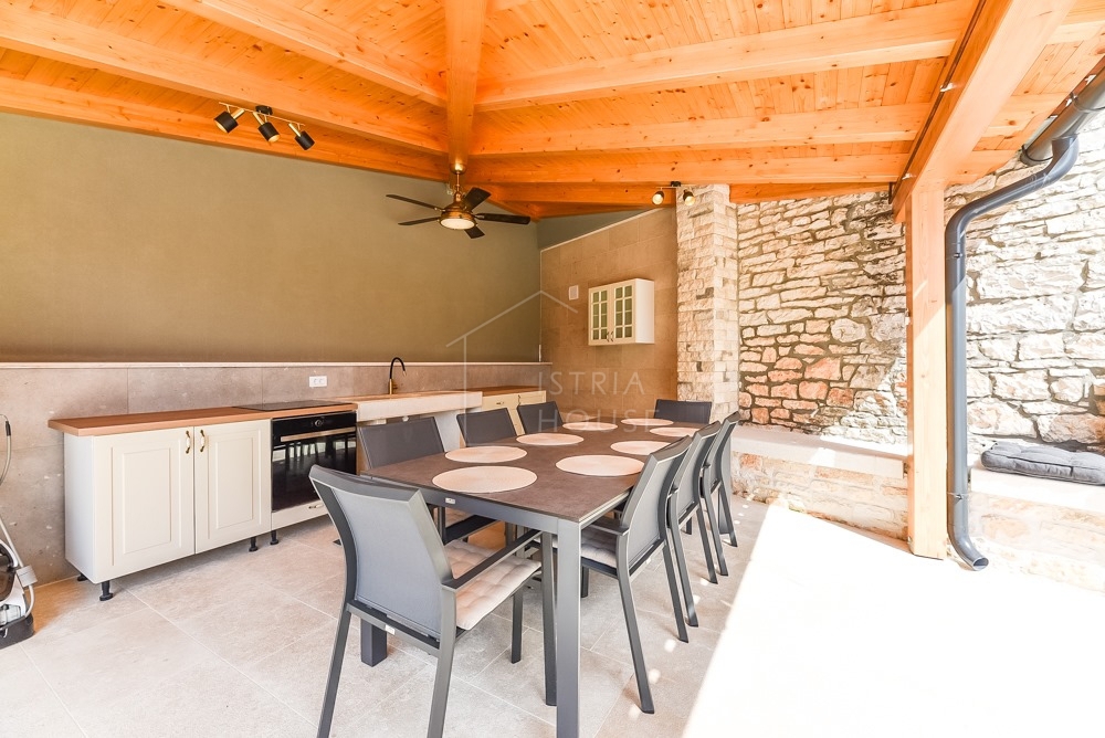 Svetvinčenat, okolica, moderno prenovljena starinska hiša z bazenom