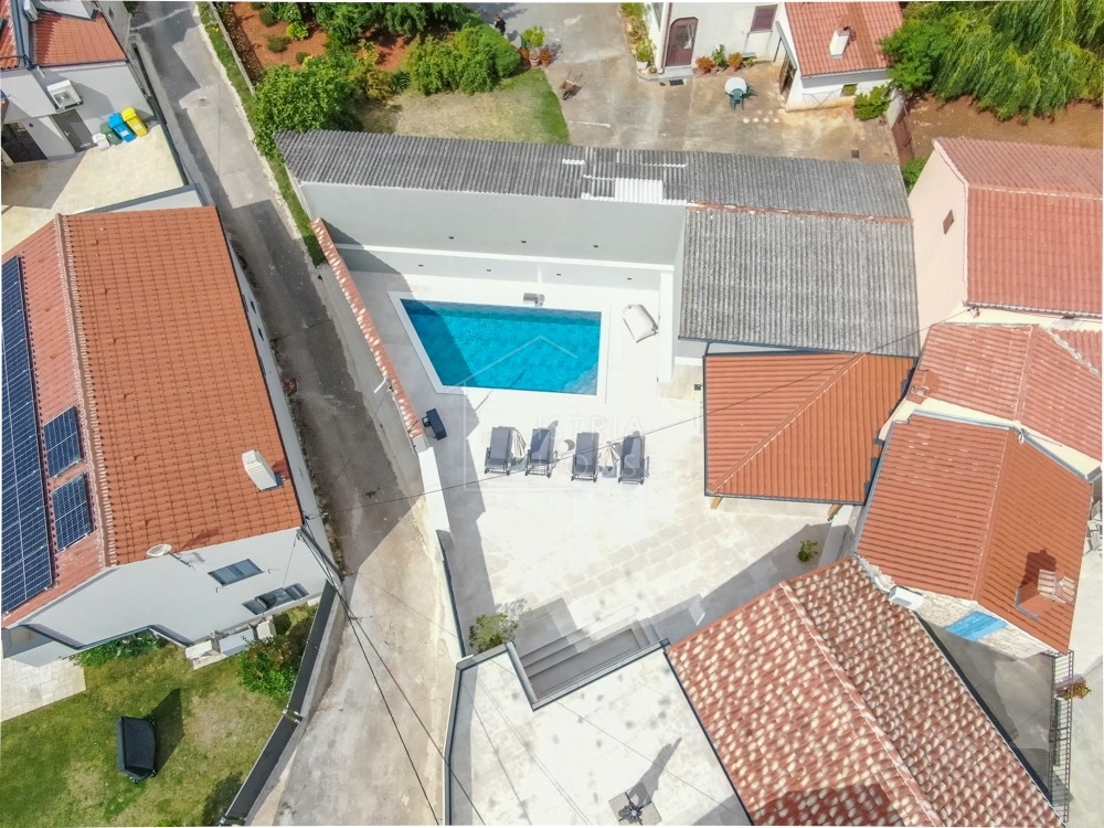 Svetvinčenat, okolica, moderno prenovljena starinska hiša z bazenom