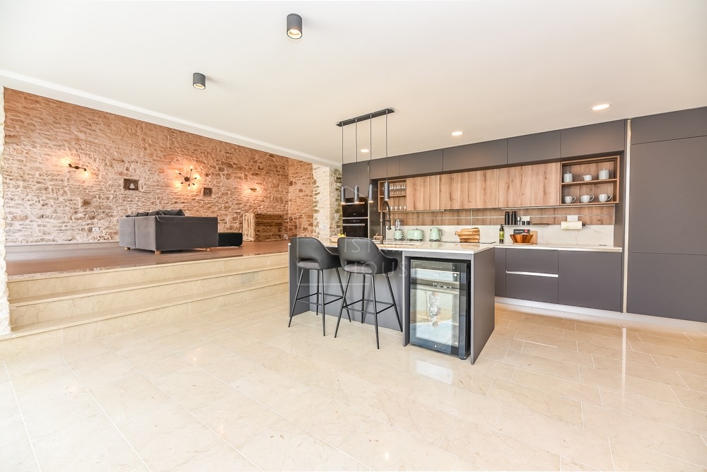 Svetvinčenat, okolica, moderno prenovljena starinska hiša z bazenom