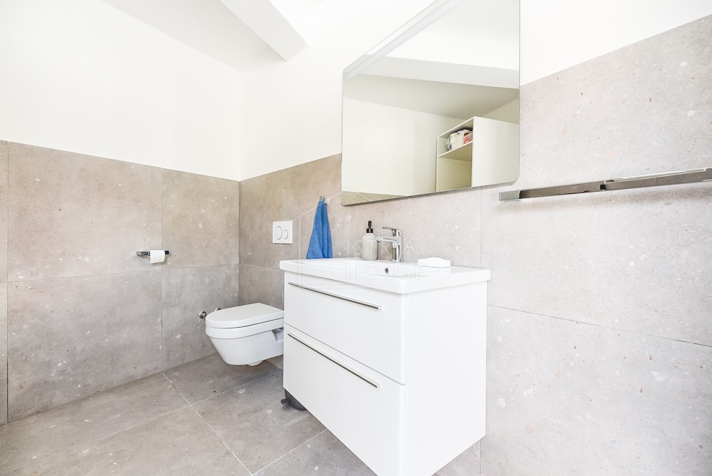 Svetvinčenat, okolica, moderno prenovljena starinska hiša z bazenom