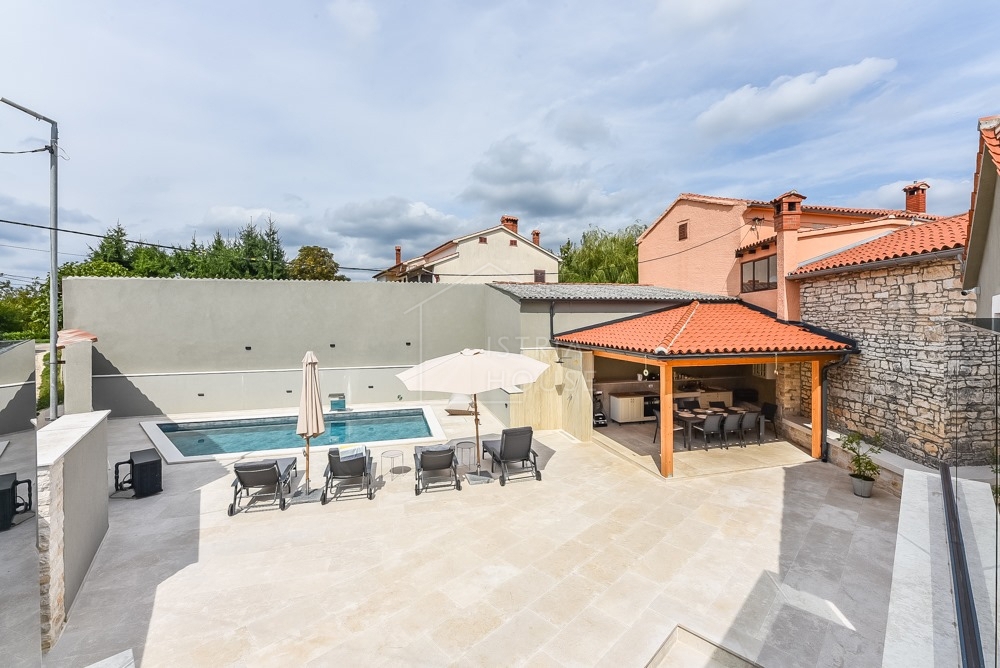 Svetvinčenat, okolica, moderno prenovljena starinska hiša z bazenom