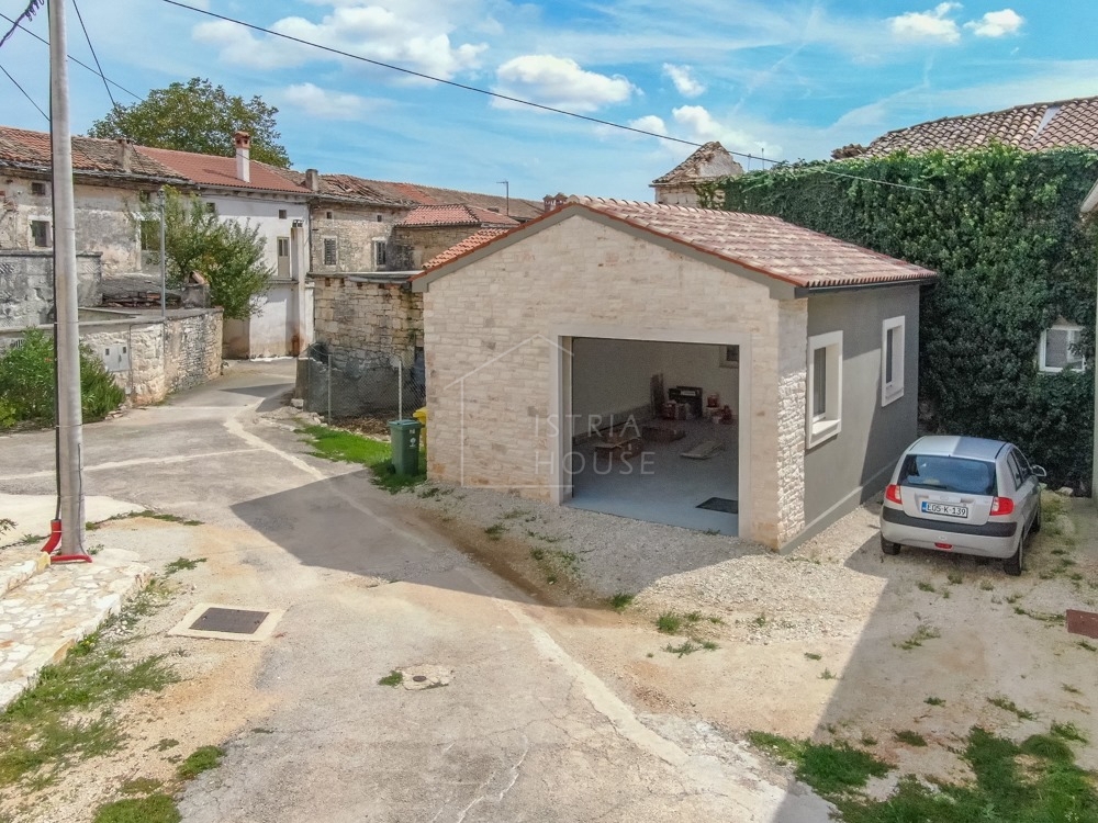 Svetvinčenat, okolica, moderno prenovljena starinska hiša z bazenom