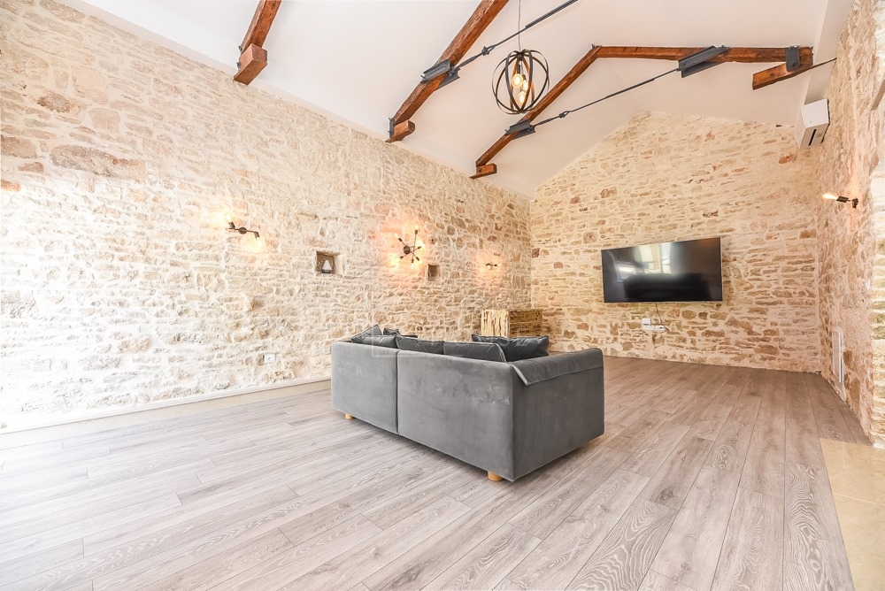 Svetvinčenat, okolica, moderno prenovljena starinska hiša z bazenom