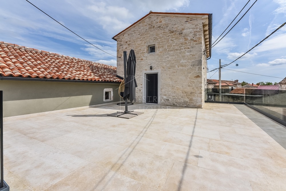 Svetvinčenat, okolica, moderno prenovljena starinska hiša z bazenom