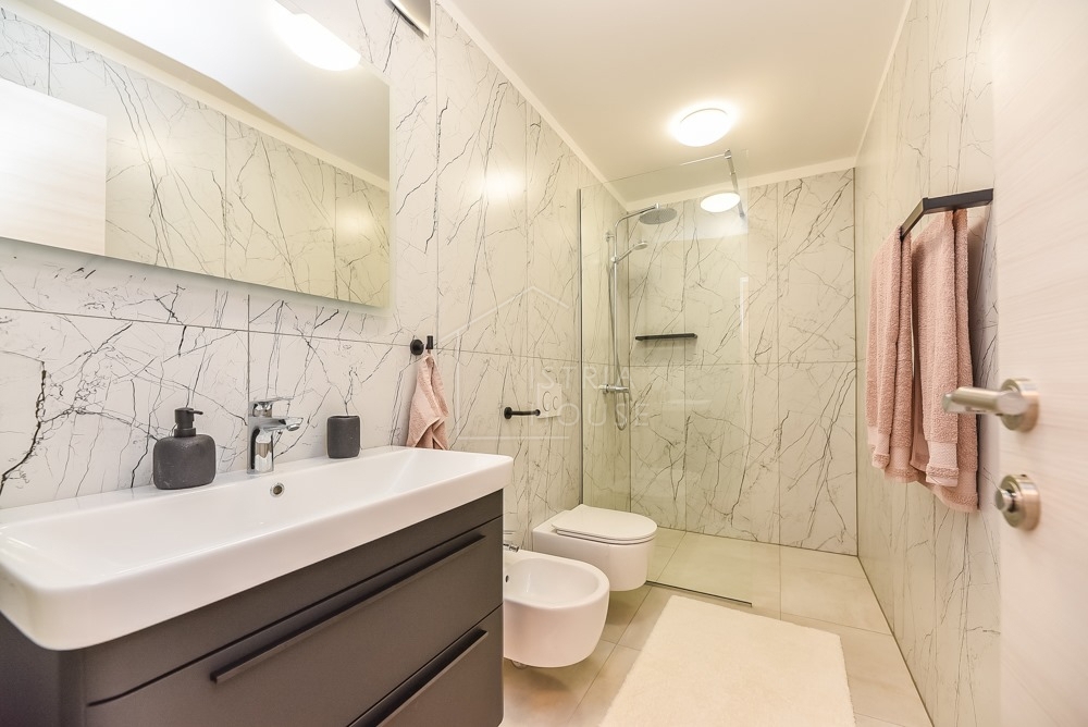 Svetvinčenat, okolica, moderno prenovljena starinska hiša z bazenom