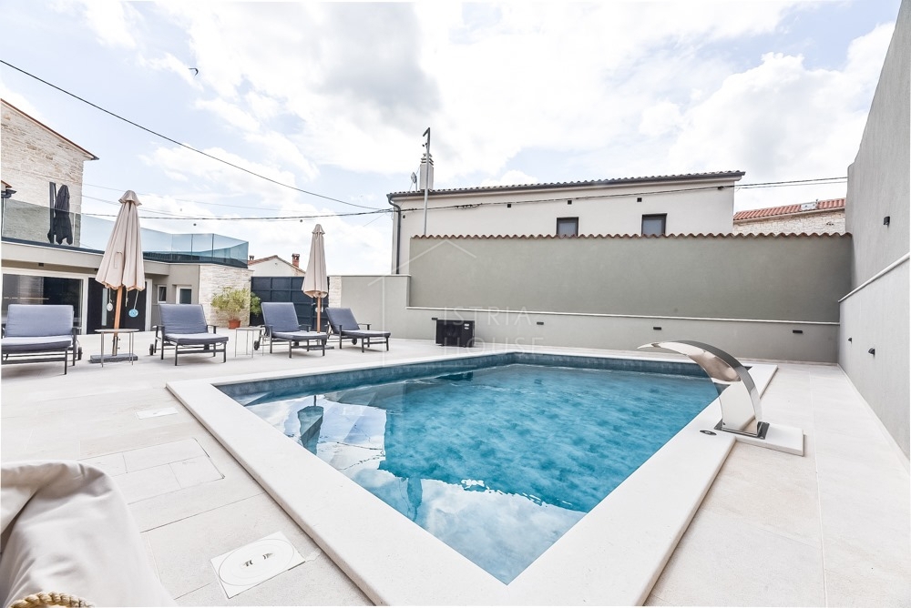 Svetvinčenat, okolica, moderno prenovljena starinska hiša z bazenom