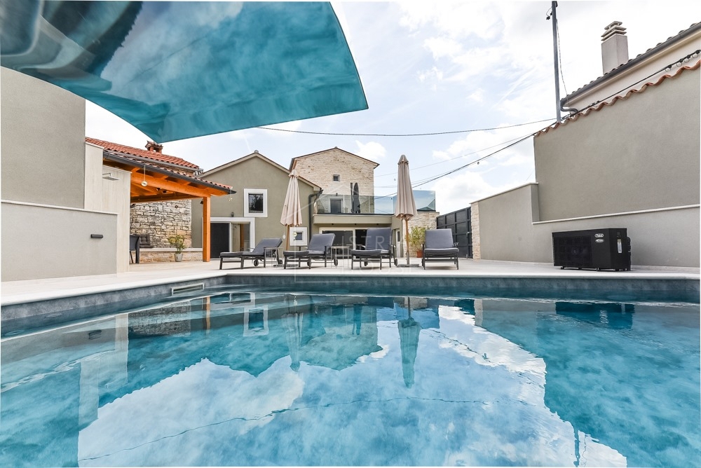 Svetvinčenat, okolica, moderno prenovljena starinska hiša z bazenom