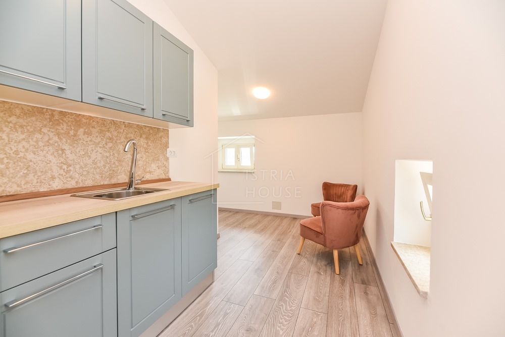 Svetvinčenat, okolica, moderno prenovljena starinska hiša z bazenom