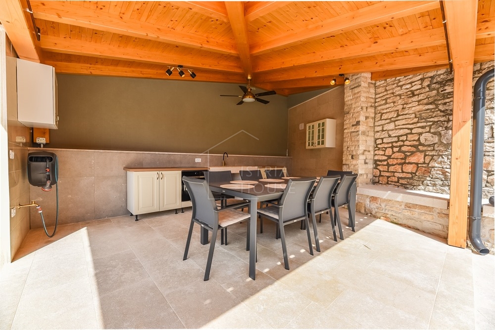 Svetvinčenat, okolica, moderno prenovljena starinska hiša z bazenom