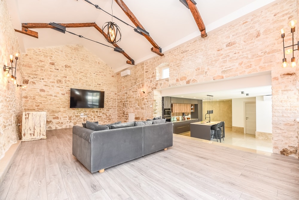 Svetvinčenat, okolica, moderno prenovljena starinska hiša z bazenom