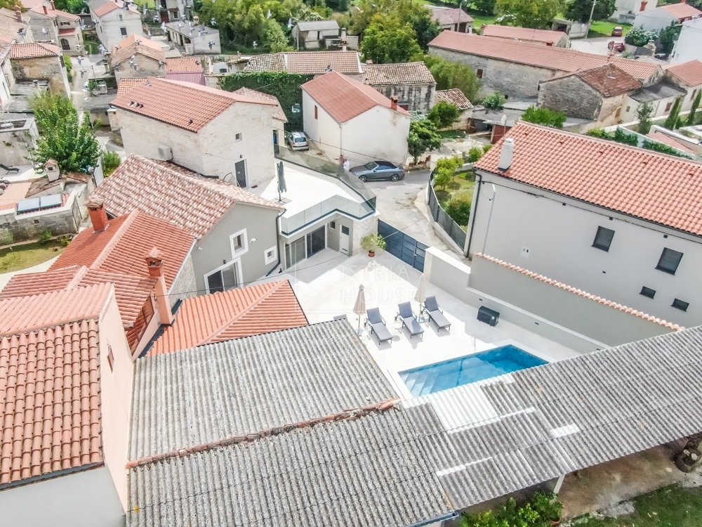 Svetvinčenat, okolica, moderno prenovljena starinska hiša z bazenom