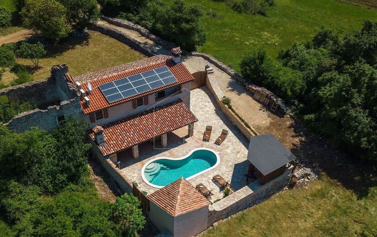 Pula, okolica, istrska vila z bazenom in eko certifikatom