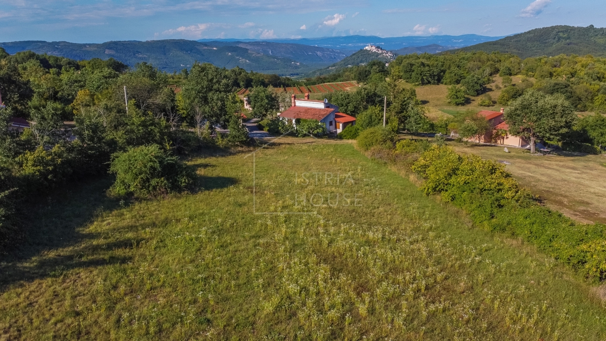 Motovun, okolica, zazidljiva parcela s pogledom na Motovun