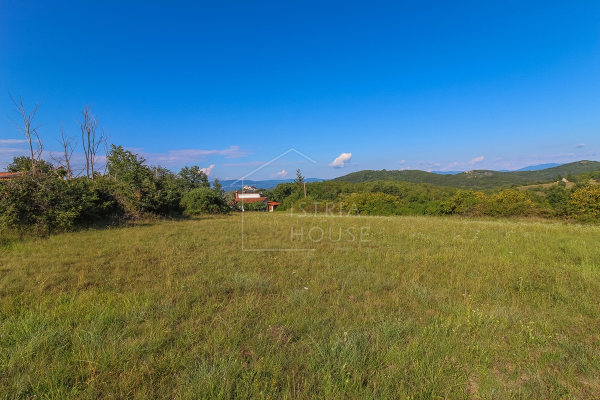 Motovun, okolica, zazidljiva parcela s pogledom na Motovun