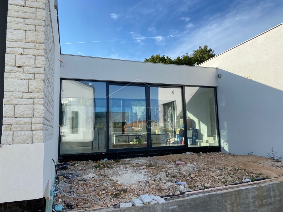 Rovinj, Umgebung, moderne Villa in ruhiger Umgebung