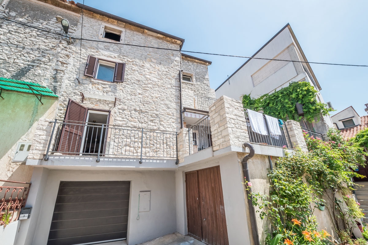 NOVIGRAD, okolica - kamena kuća sa pogledom na more