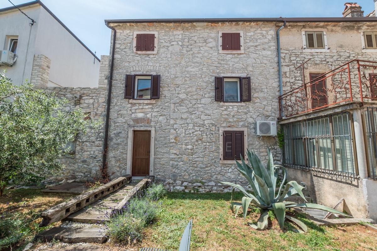 NOVIGRAD, okolica - kamena kuća sa pogledom na more