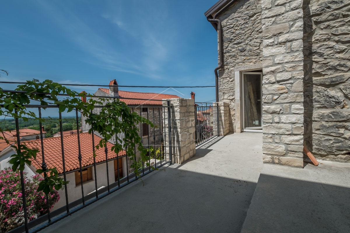 NOVIGRAD, okolica - kamena kuća sa pogledom na more