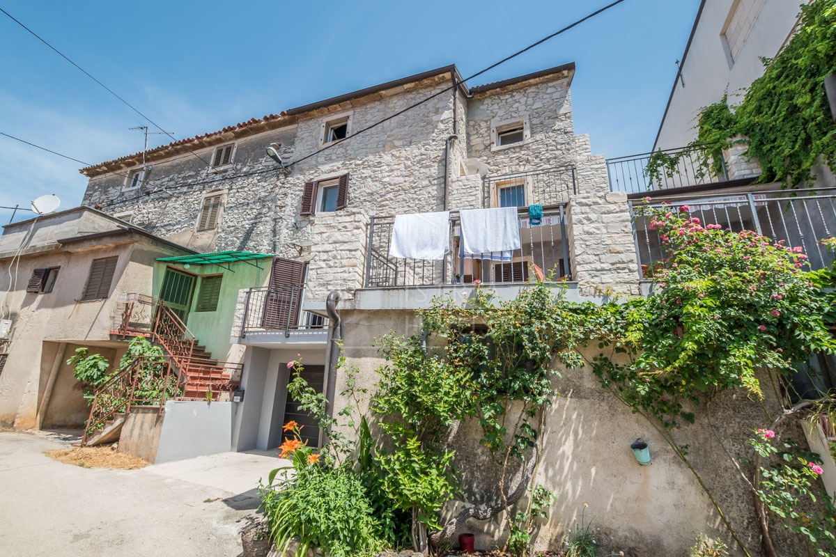NOVIGRAD, okolica - kamena kuća sa pogledom na more