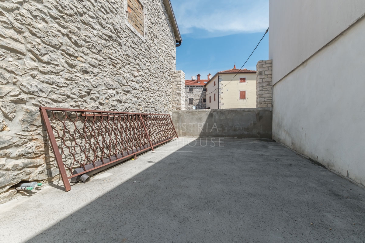 NOVIGRAD, okolica - kamena kuća sa pogledom na more