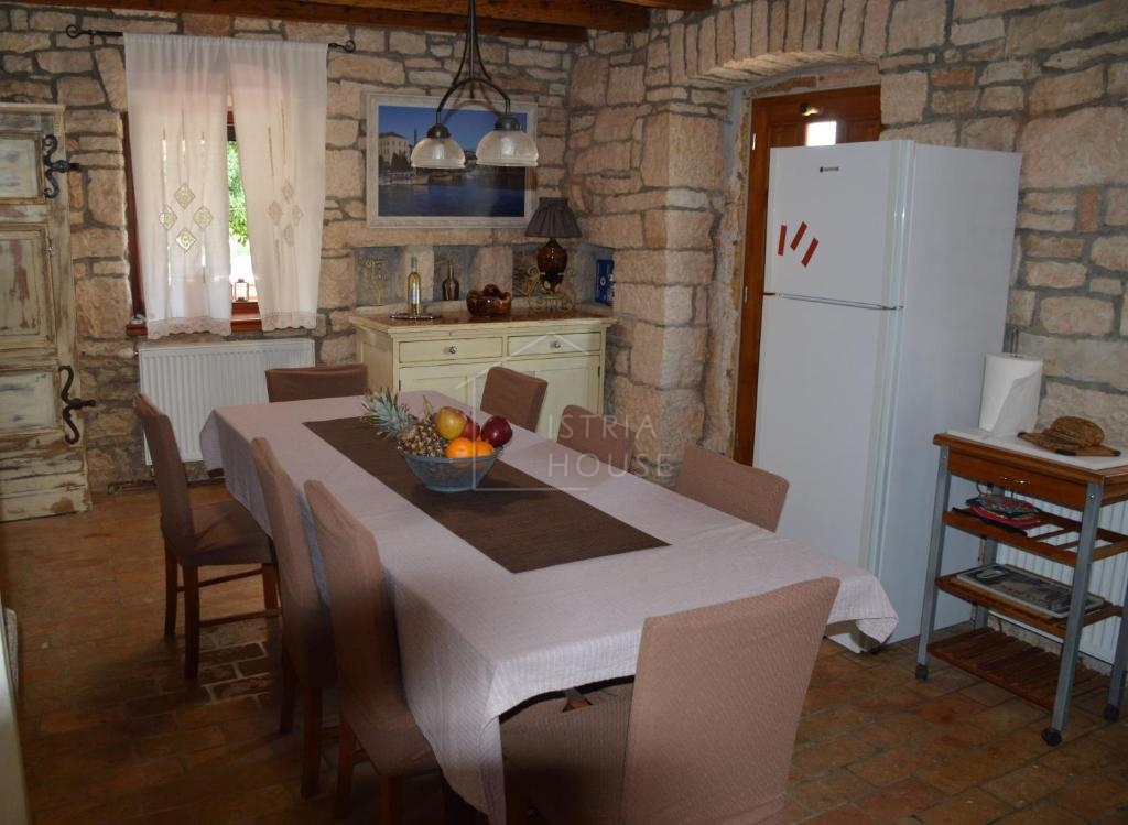 Rovinj, okolica, prenovljena kamnita hiša z bazenom