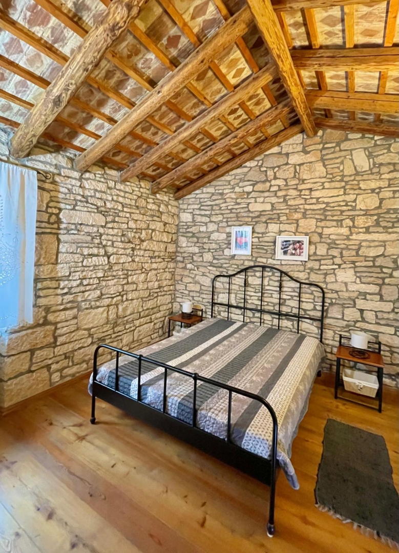 Rovinj, okolica, prenovljena kamnita hiša z bazenom