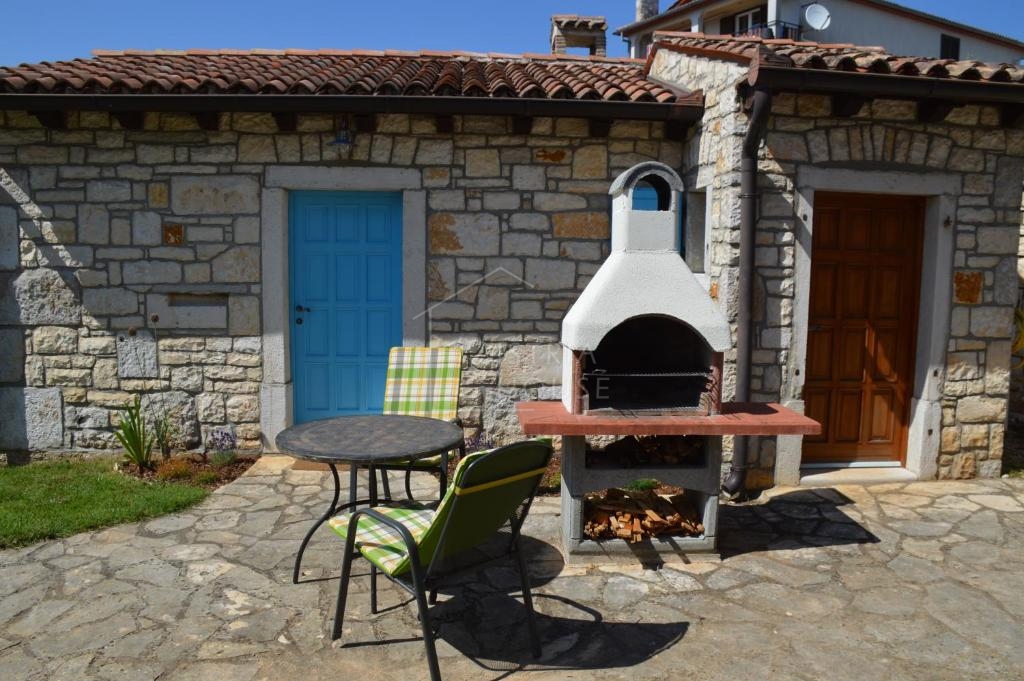 Rovinj, okolica, prenovljena kamnita hiša z bazenom