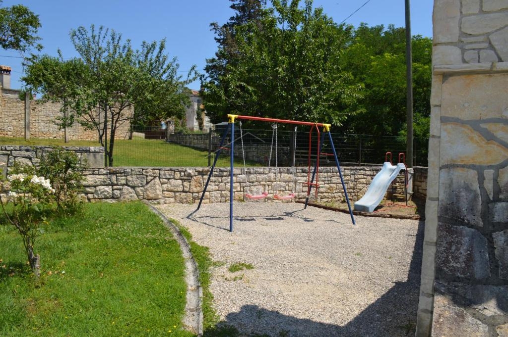 Rovinj, okolica, prenovljena kamnita hiša z bazenom