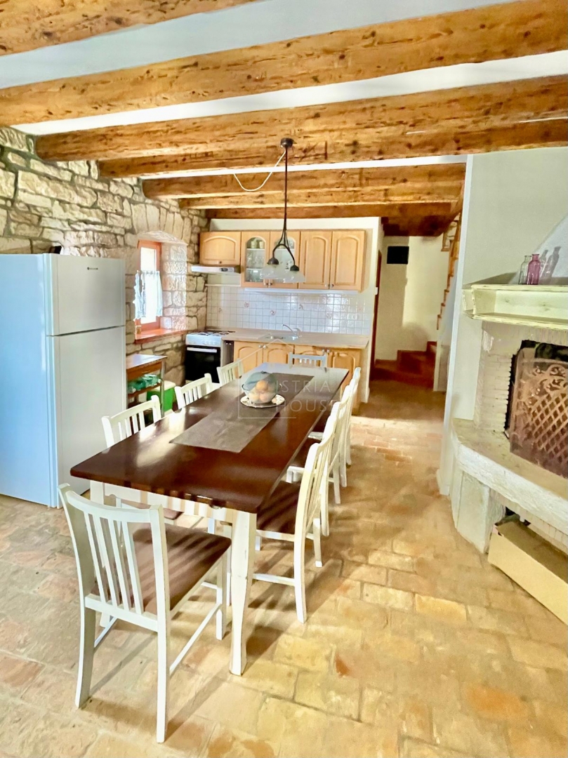 Rovinj, okolica, prenovljena kamnita hiša z bazenom