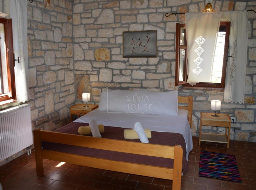 Rovinj, okolica, prenovljena kamnita hiša z bazenom