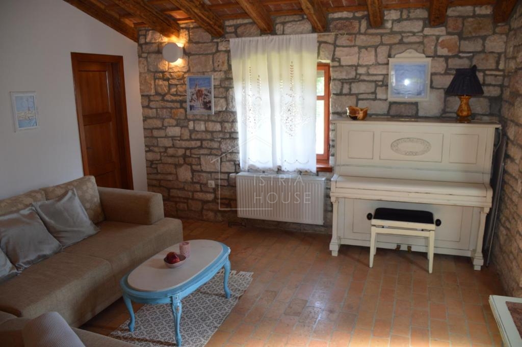 Rovinj, okolica, prenovljena kamnita hiša z bazenom