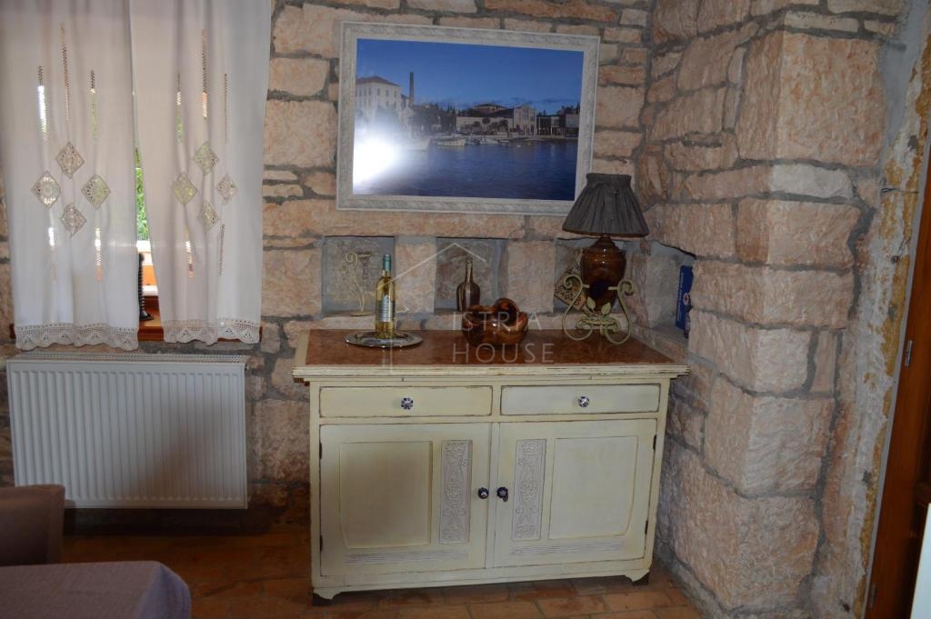 Rovinj, okolica, prenovljena kamnita hiša z bazenom