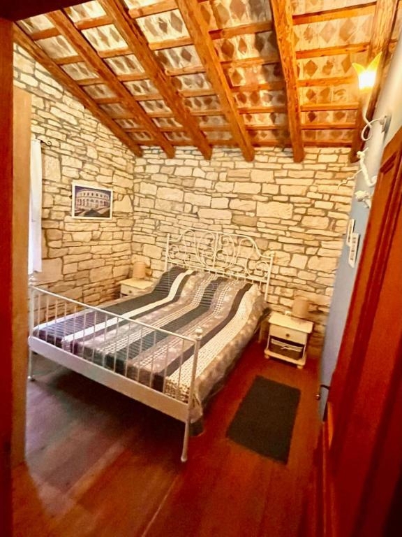 Rovinj, okolica, prenovljena kamnita hiša z bazenom