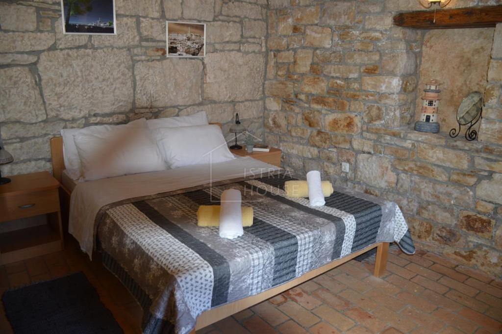 Rovinj, okolica, prenovljena kamnita hiša z bazenom