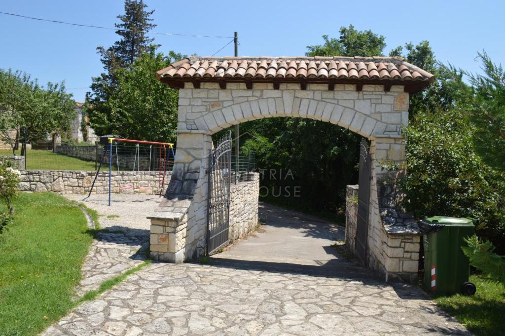 Rovinj, okolica, prenovljena kamnita hiša z bazenom
