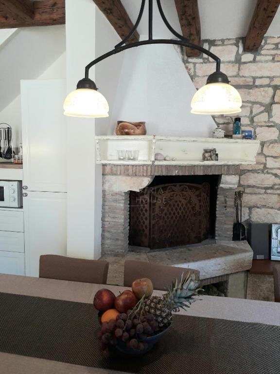 Rovinj, okolica, prenovljena kamnita hiša z bazenom