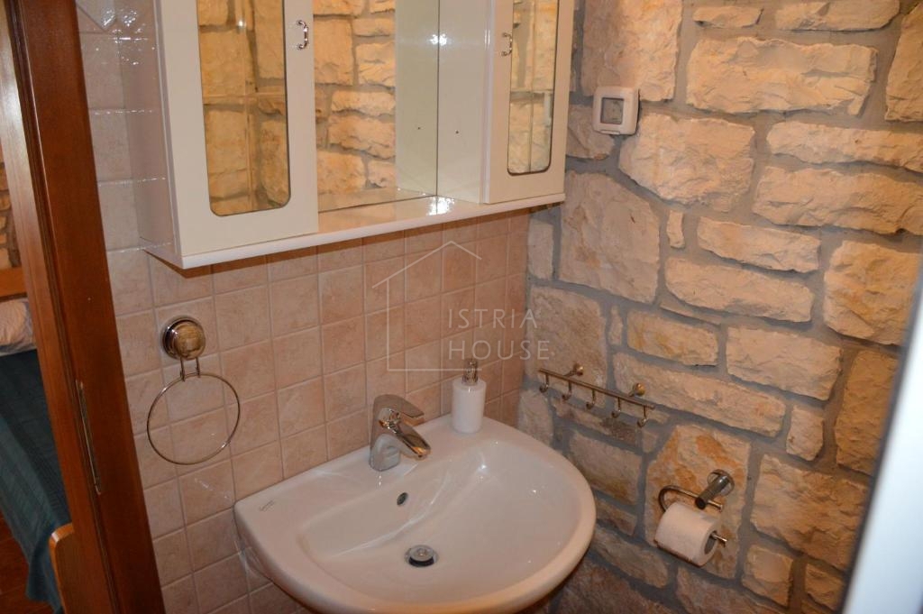 Rovinj, okolica, prenovljena kamnita hiša z bazenom