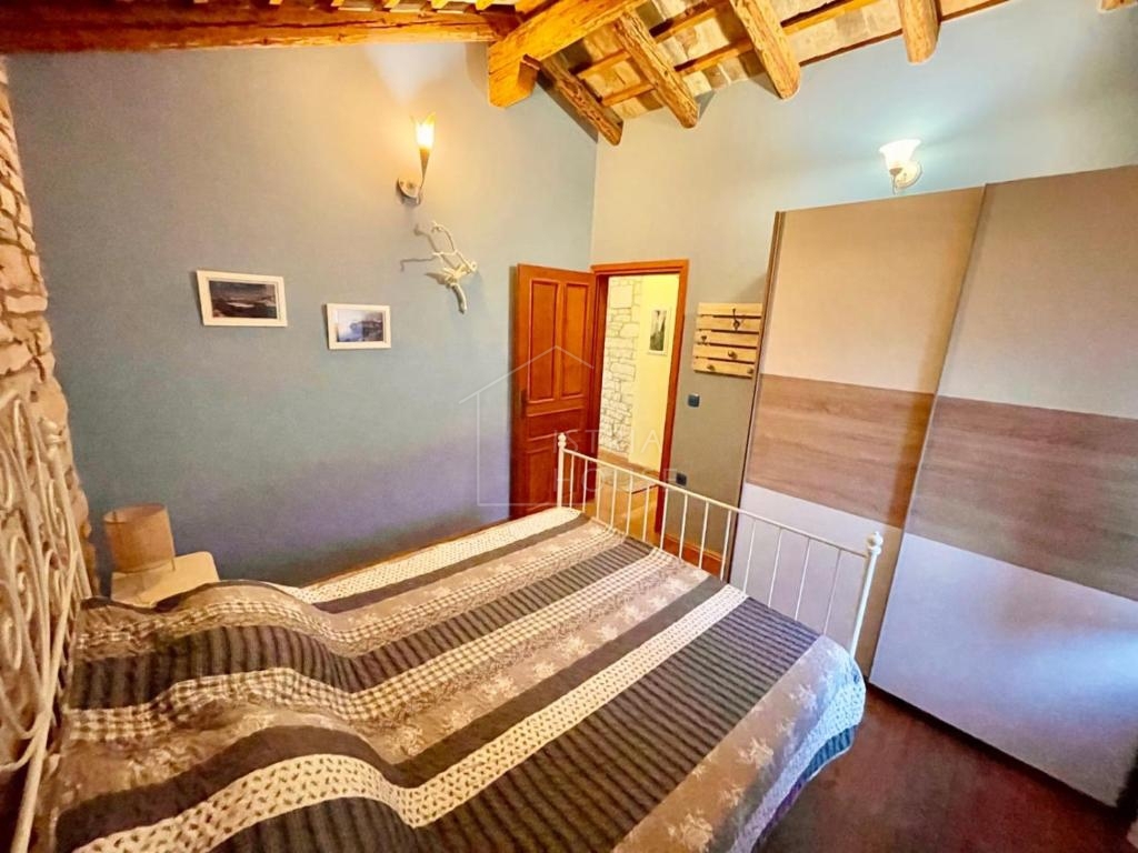 Rovinj, okolica, prenovljena kamnita hiša z bazenom