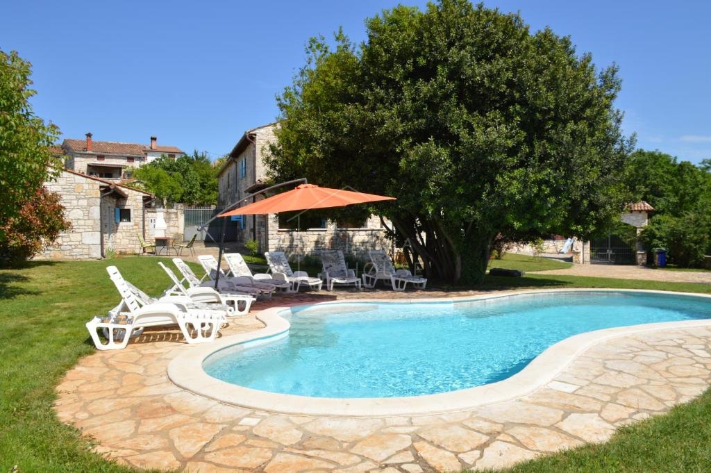 Rovinj, okolica, prenovljena kamnita hiša z bazenom