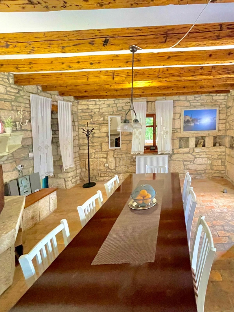 Rovinj, okolica, prenovljena kamnita hiša z bazenom