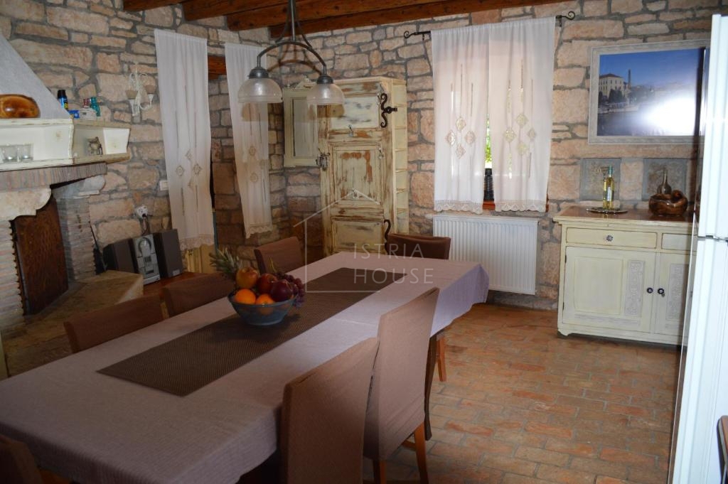 Rovinj, okolica, prenovljena kamnita hiša z bazenom