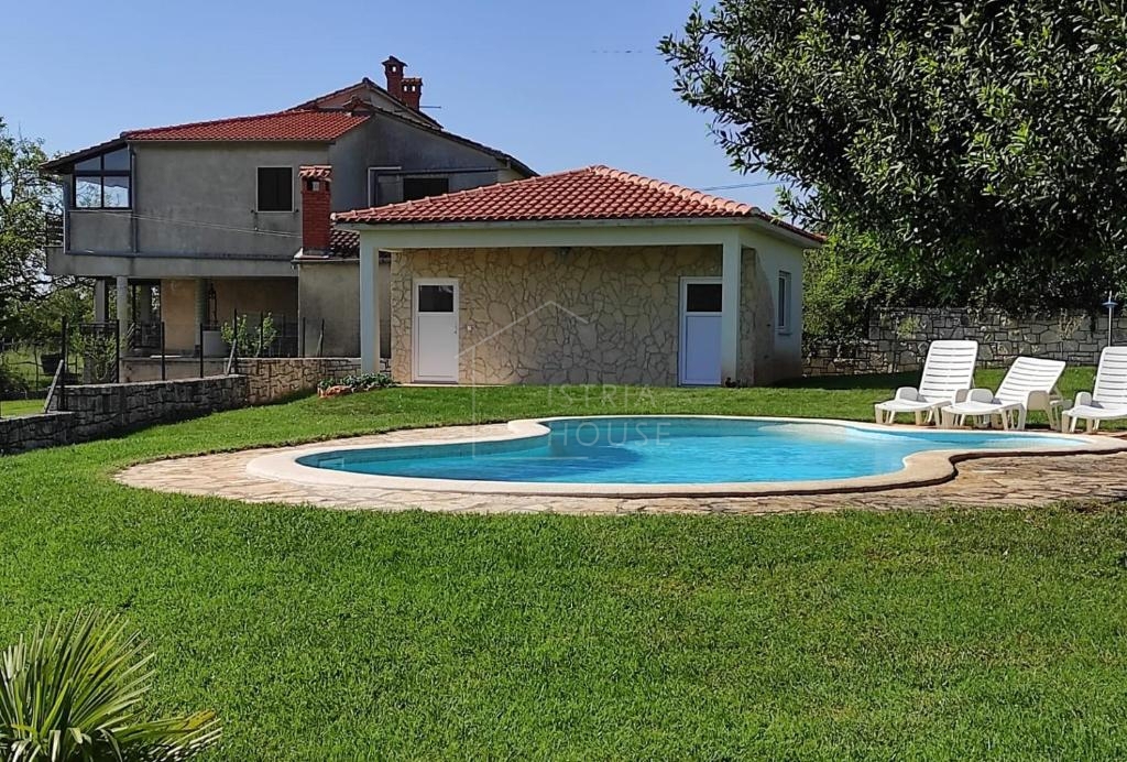 Rovinj, okolica, prenovljena kamnita hiša z bazenom