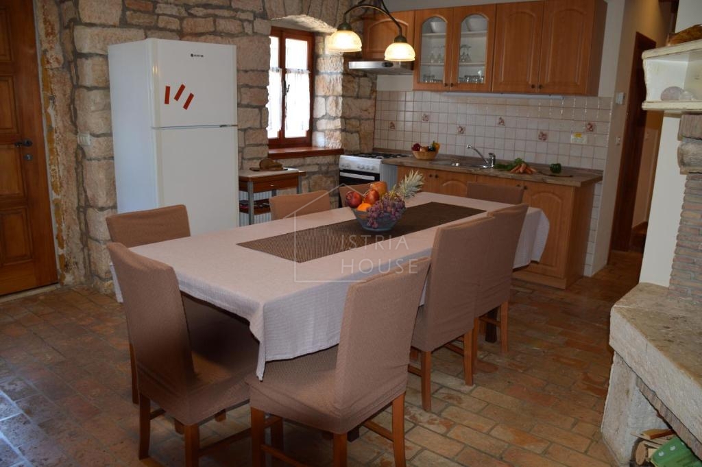 Rovinj, okolica, prenovljena kamnita hiša z bazenom