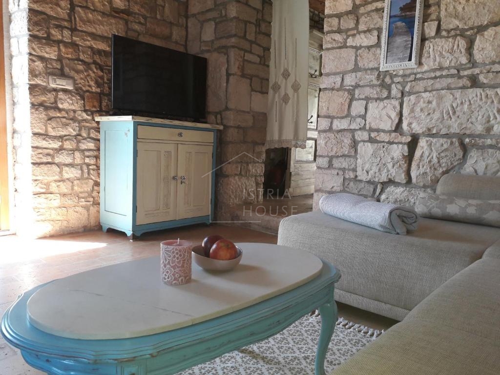 Rovinj, okolica, prenovljena kamnita hiša z bazenom
