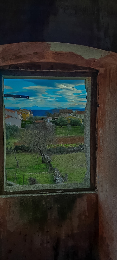 Barban, okolica, starinsko s pogledom na morje