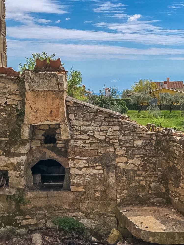 Barban, okolica, starinsko s pogledom na morje